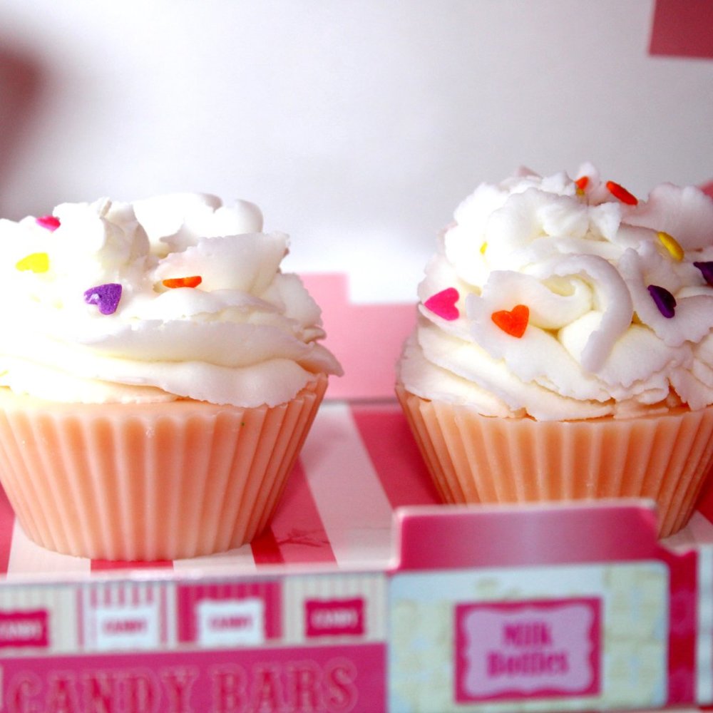 Warm Vanilla Butter Cream Cupcake Birthday Confetti Hearts Scented Soy Wax Melts - Picture 14 of 14